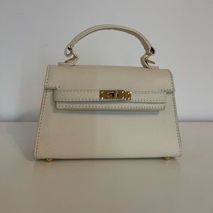 White handbag with adjustable strap